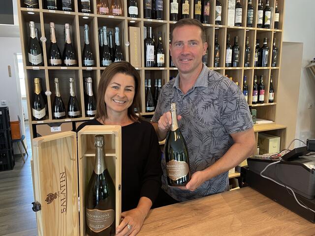Roland Augustin und Gabi Stelzer von Weinhandel Salatin verwöhnen die Villacher trotz problematischem Wetter mit Top-Prosecco. | Foto: MeinBezirk.at