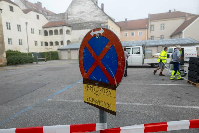 Für die Bauarbeiten wurde der Parklatz hinter dem Gebäude gesperrt. | Foto: Daniel Scharinger