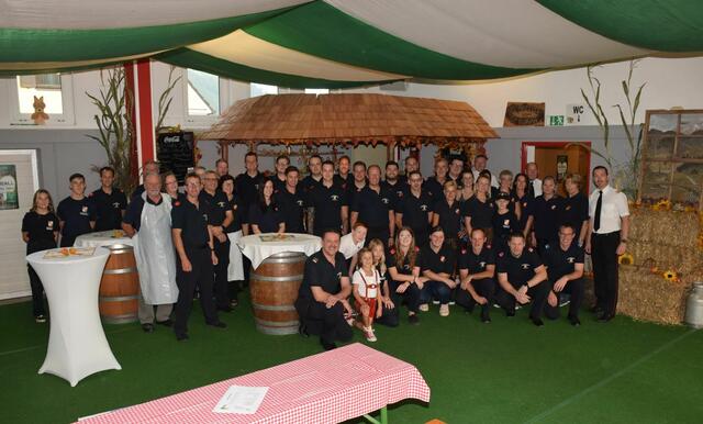 Vor dem Ansturm: Die Mitglieder der Feuerwehr Picheldorf bereiten sich auf zwei Tage volles Programm beim Feuerwehrheurigen vor. | Foto: FF Picheldorf / Wolfgang Trobos