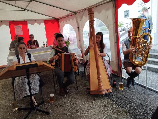 Es spielt die junge frische HOIWAVIERE Musi | Foto: Veronika Frank