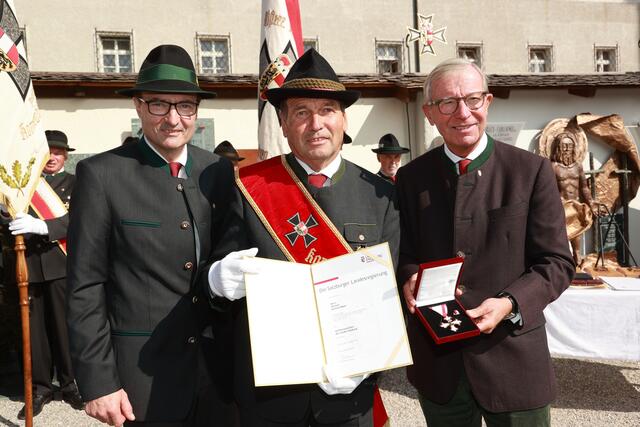 Landeshauptmann Wilfried Haslauer (re) und Präsident Josef Michael Hohenwarter (links) bei der Verleihung des Verdienstzeichen des Landes Salzburg an Gerhard Maier aus Thomatal. | Foto: Land Salzburg / Franz Neumayr