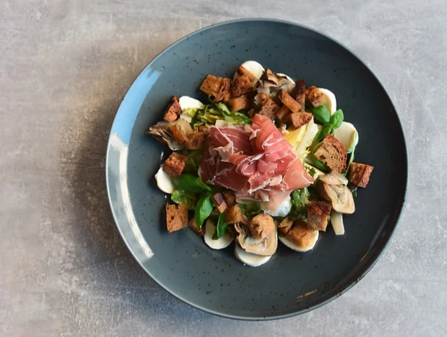 Ein fixer Bestandteil ist freitags das Steak vom Angusrind mit getrüffeltem Erdäpfelpüree und Grillgemüse.  | Foto: Philipp Barosch
