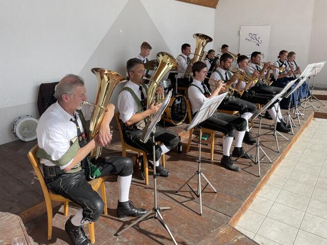 Die Telfer Böhmische ließ den blasmusikalischen Festtag in Telfes ausklingen.  | Foto: Mair