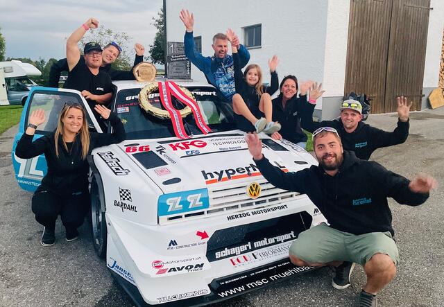 Rallye-Pilot Karl Schagerl und sein Team feiern den Tourenwagen-Gesamtsieg. | Foto: Schagerl Motorsport