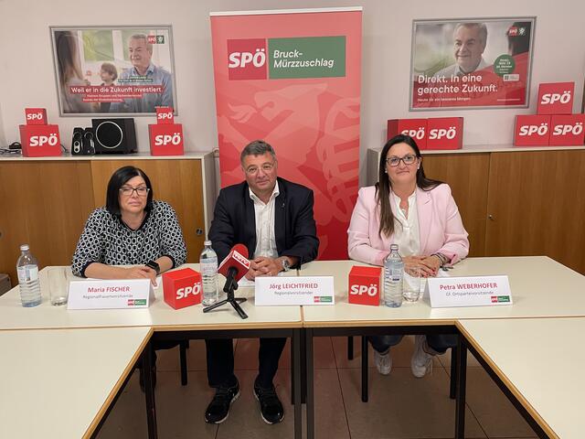 SPÖ-Pressekonferenz in Bruck: Regionalfrauenvorsitzende Maria Fischer, Regionalvorsitzender Jörg Leichtfried und Petra Weberhofer, Ortsparteivorsitzende in St. Lorenzen. | Foto: Kern