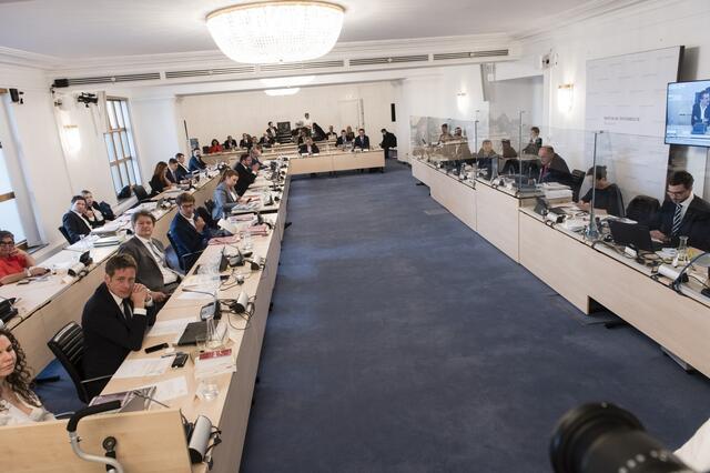 Ein falsch adressiertes E-Mail sorgte am Montag abermals für Aufregung in der österreichischen Innenpolitik: Ein ÖVP-internes Papier landete versehentlich im Postfach der NEOS. Demnach habe der türkise Parlamentsklub einen Untersuchungsausschuss gegen SPÖ, FPÖ und den Koalitionspartner, die Grünen, geplant.  | Foto: Parlamentsdirektion / Thomas Jantzen