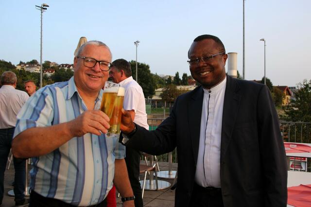 Noch ein Neuer:  Pfarradministrator Moses Valentine Chukwujekwu nutzte die Eröffnung zum entspannten Netzwerken mit seinem Pfarrvolk. | Foto: Eckhart Herbe