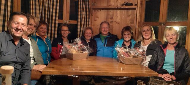 Saisonende der Nordic Walking Gruppe mit Bürgermeister Kurt Pawluk (li.). | Foto: Pawluk