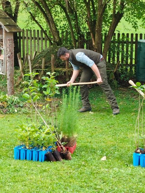 Elias Schönleitner zeigt richtiges Aufforsten | Foto: Veronika Frank