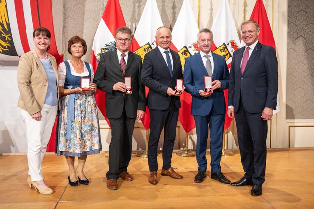 Verleihung von Bundesauszeichen. Bürgermeisterin Barbara Payreder, Anneliese Lindtner, Raimund Haider, Reinhard Gassner, Hannes Rieger, LH Thomas St.elzer.  | Foto: Land OÖ, Peter Mayr