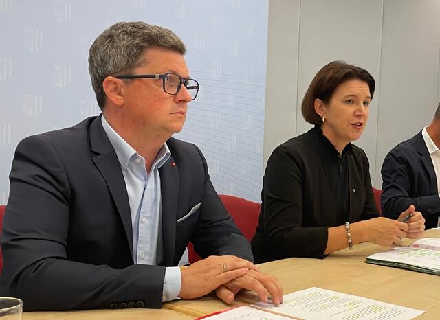 Die Gemeindereferenten Landesrätin Michaela Langer-Weninger und Landesrat Michael Lindner präsentierten das neue Gemeindepaket.  | Foto: BRS
