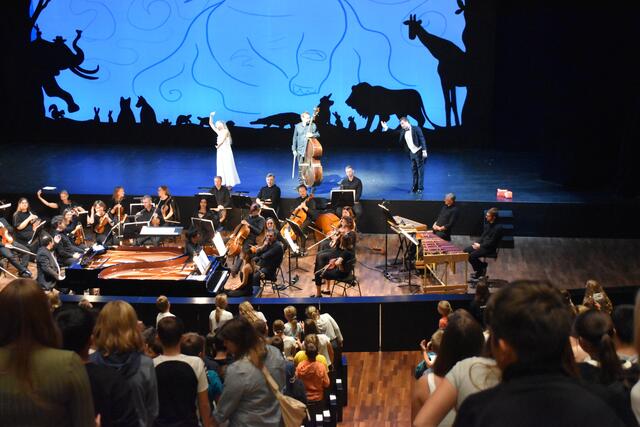 Beim Konzert wurde auf und vor der Bühne getanzt.  | Foto: Barbara Fluckinger
