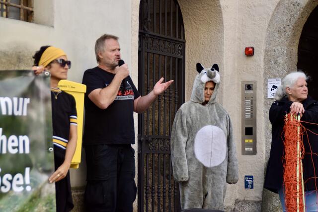 Der "Verein gegen Tierfabriken" setzt sich für die Koexistenz mit dem Wolf ein und machte heute vormittag auf die Praktikabilität von Herdenschutzzäunen und Behirtung aufmerksam. | Foto: Carmen Kurcz