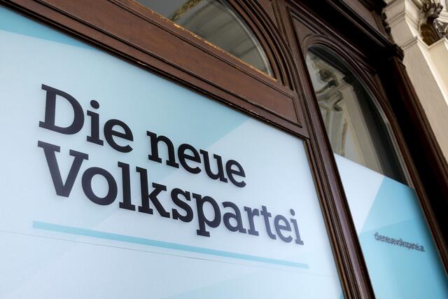 Am Montag beriefen die NEOS eine spontane Pressekonferenz ein, in der Klubchefin Beate Meinl-Reisinger von einer E-Mail berichtete, die den Pinken irrtümlicherweise von der ÖVP zugespielt worden war. In der Nachricht befand sich ein "finalisierter Entwurf für die Einsetzung eines U-Ausschusses" gegen die SPÖ, FPÖ und die Grünen. Während die Türkisen im Anschluss versuchten, den Entwurf zu relativieren, forderte die Opposition umgehend Neuwahlen. | Foto: Weingartner-Foto / picturedesk.com