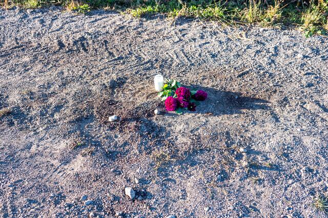 Bestürzung in Naarn: Am Ort des Unglücks wurden Blumen hingelegt und Kerzen aufgestellt. | Foto: TEAM FOTOKERSCHI / BRANDSTÄTTER