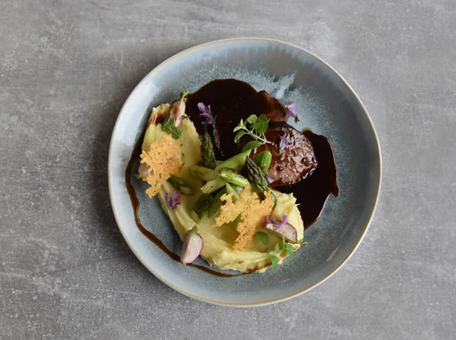 Neben dem Abendessen können auch Nachspeisen genossen werden.  | Foto: Philipp Barosch