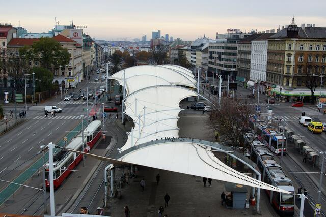 Der Urban-Loritz-Platz oder bekannte Orte wie die Wiener Stadthalle und der Meiselmarkt prägen die Hütteldorfer Straße genauso wie zahlreiche kleine Geschäfte und Nahversorger sowie Gastronomiebetriebe. | Foto: Fischer