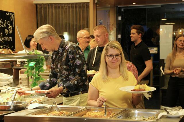 Definitiv angetan von der Kulinarik im neuen SAM waren die vielen Besucher des Openings. | Foto: Eckhart Herbe