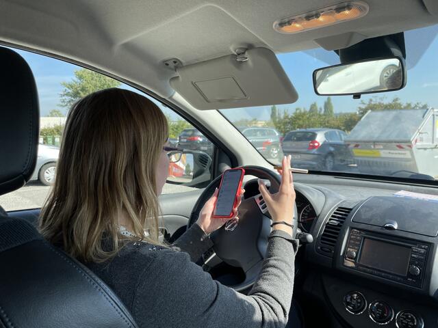 SMS schreiben, telefonieren oder rauchen beim Autofahren lenkt ab. | Foto: Trenker