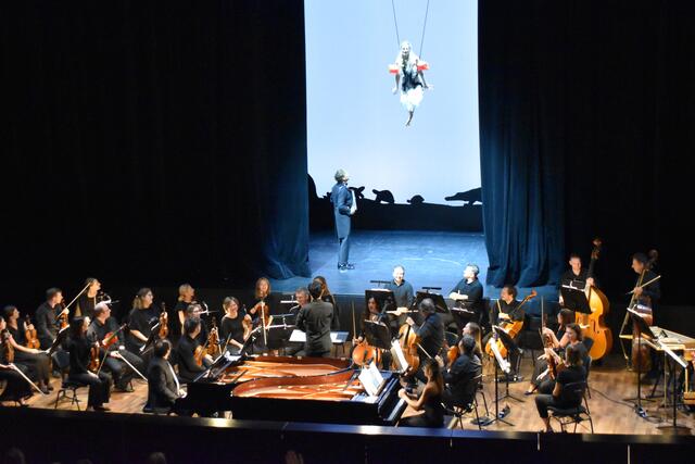 Jakob Hofbauer (links) führte als "Moderator" gemeinsam mit der "Taube" (Stella Wiemann) durch ein besonderes Erlebniskonzert.  | Foto: Barbara Fluckinger