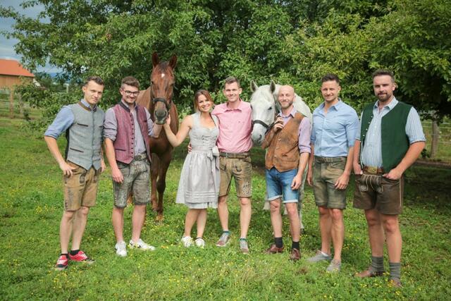 Nicole und sechs ihrer Bewerber (Nummer sieben kam am Tag darauf) haben auch nach Ende der Hofwochen noch immer Kontakt. | Foto: ATV/ Nina Marcel