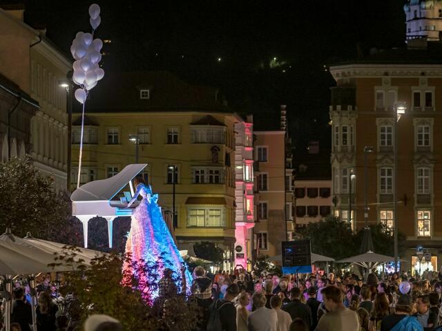 Zehntausende Besucherinnen und Besucher folgten der Einladung zur Shopping Night in Innsbruck.  | Foto: Axel Springer 