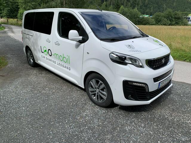 Neben Autos kann man auch einen Kleinbus mieten. | Foto: Loigomm hoit zomm