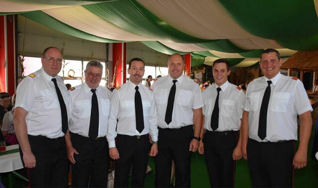 Eine Abordnung des Bereichsfeuerwehrkommandos ließ es sich nicht nehmen, denFeuerwehrheurigen in Picheldorf zu besuchen. | Foto: FF Picheldorf / Wolfgang Trobos