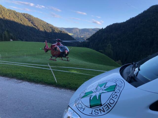 Der Verletzte wurde nach Erstversorgung vom Notarzthubschrauber in die Klink Innsbruck geflogen.  | Foto: ZOOM.Tirol