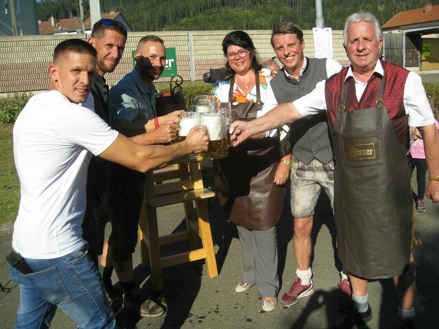 Erfolgreicher Bieranstich mit Kulturreferent Manuel Gössler, dem Bürgermeister von Wald am Schoberpaß Marc Landl, Armin Kappel von der Brau Union, der Landtagsabgeordneten Helga Ahrer, Vizebürgermeister von St. Michael Markus Brunner und Bürgermeister Karl Fadinger (v.l.) | Foto: Peter Taurer