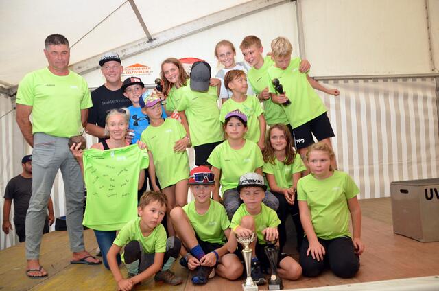 Bei der Verabschiedung von Daniela Iraschko-Stolz bekam auch sie ein T-Shirt von den Kindern geschenkt. | Foto: BRS/Pointinger