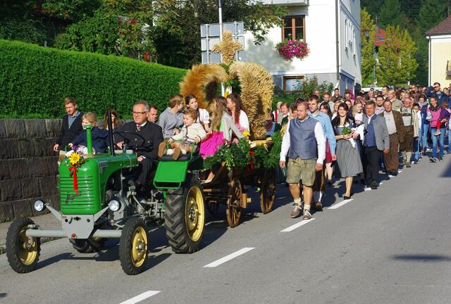 : Ganz Schardenberg war auf den Beinen, als Pepi Meindl mit einem legendären 15-zehner Traktor die Erntekrone beim
Kirchenzug mitzog. | Foto: Franz Gruber