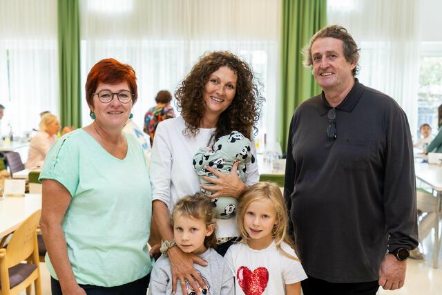  Im Bild: Ingeborg Schuffert (Verein "Kinder brauchen Eltern"), Claudia Winkler (Pflegemutter Stadt Salzburg) mit Nicole und Jasmin, Pflegekind Mario, Günter Kienesberger (Obmann Verein "Kinder brauchen Eltern"). | Foto: Land Salzburg/Neumayr/Hofer