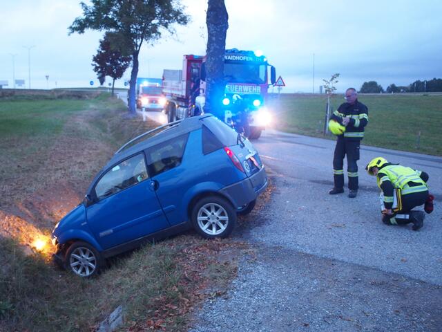 Der Kleinwagen landte im Straßengraben | Foto: FF Waidhofen/Thaya