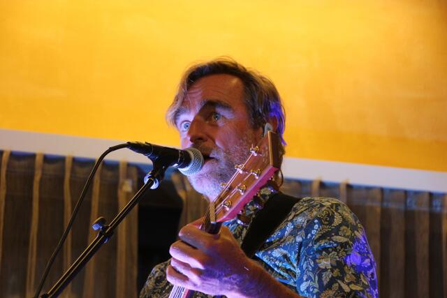 Andi Gabauer sorgte in bewährt stimmig-humorvoller  Weise für den musikalischen Part des Abends. | Foto: Eckhart Herbe