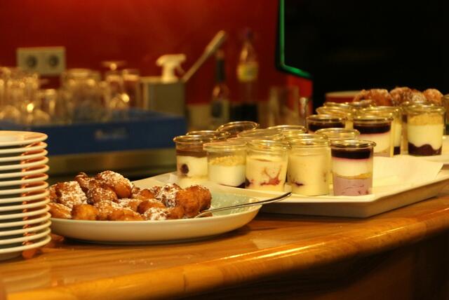 Mit  "Gebackenen Mäusen"  fand sich eine originelle Süßspeise zum Dessert. | Foto: Eckhart Herbe
