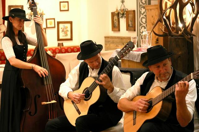 Die Stubaier Freitagsmusig mit Peter Margreiter (r.), der als Moderator auch durch den Abend führte. | Foto: Joachim Stecher