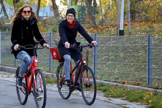 Ulli Sima und Michaela Schüchner (beide SPÖ) erkundeten bereits gemeinsam die Schwachstellen der Radwege im Bezirk. | Foto: Votava