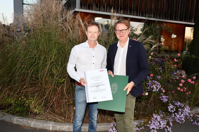 Stolz auf die Auszeichnung: Wasserdienstleistungen GmbH rund um Geschäftsführer Martin Pesendorfer und Bgm. Marcus Martschitsch. | Foto: Alfred Mayer