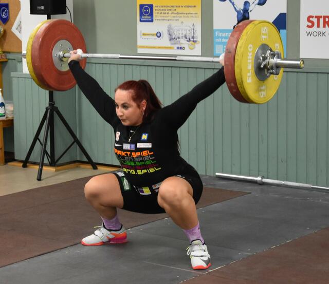Sarah Fischer mit 100 kg im Reißen | Foto: Conny Högg