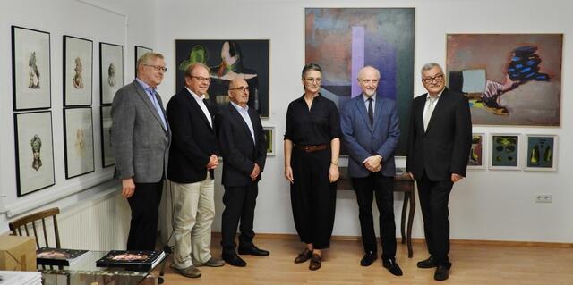 von links: Friedrich Bernhofer, Wolfgang Lindmeier (Bürgermeister von Neuburg am Inn), Galerieleiter Peter Beham, Claudia Meitert, Michael Fuchs und Norbert Leitner. | Foto: Theresia Huber
