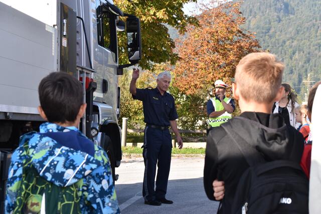  Erwin Vögele (LPD Tirol – Pressesprecher, Medien und Veranstaltungsmanagement) erklärte die Gefahren rund um den "Toten Winkel" bei großen Fahrzeugen, wie einem LKW.  | Foto: Barbara Fluckinger