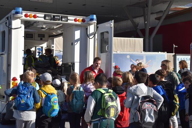 Auch das Österreichische Rote Kreuz gab einen Einblick in den Rettungsdienst, was im Notfall zu tun ist und wie ein Rettungswagen im Inneren aussieht.  | Foto: Barbara Fluckinger