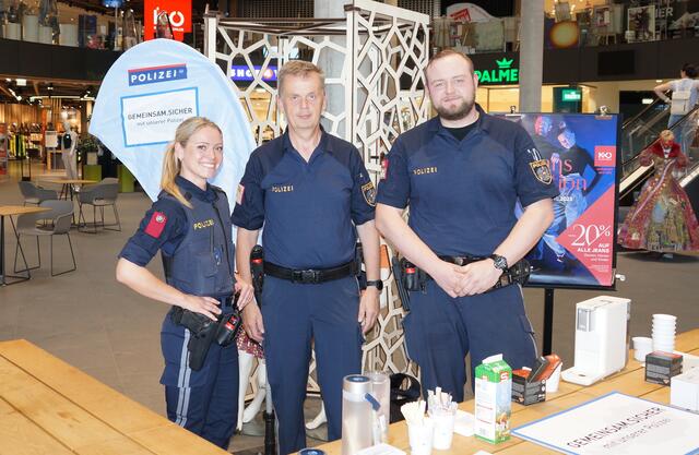 Chefinspektor Andreas Krug (m.) mit Kollegen der Polizeiinspektion Voitsberg beim Stand im WEZ.  | Foto: Schrapf