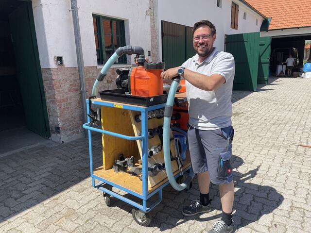 Bernhard Haunold alias Mr. Pool aus Aspersdorf repariert Poolpumpen. | Foto: Alexandra Goll