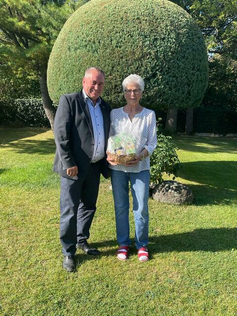 Bürgermeister Bernhard Karnthaler mit Jubilarin Maria Groer. | Foto: Gemeinde Lanzenkirchen