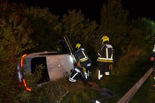 Das Unfallfahrzeug wird für die Bergung vorbereitet | Foto: Abschnittsfeuerwehrkommando Amstetten