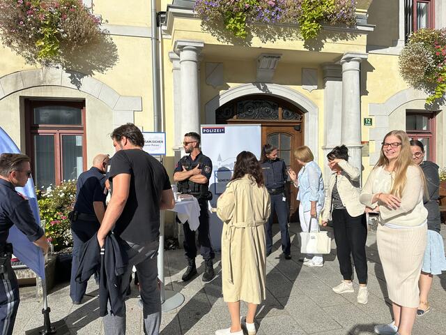 Es herrschte reges Interesse an der Aktion von Seiten der Liezener Bevölkerung. | Foto: Marc Hollinger