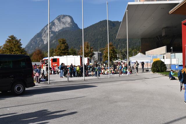 Um 9:00 Uhr trafen die Schülerinnen und Schüler ein, bis 10:15 Uhr gab's einen Stationenbetrieb.  | Foto: Barbara Fluckinger