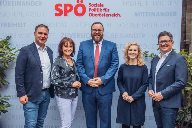 Bundesparteivorsitzender Andreas Babler, Landesfrauenvorsitzende Renate Heitz, Bezirksparteivorsitzender Tobias Höglinger, Bundesfrauenvorsitzende Eva-Maria Holzleitner, Landesparteivorsitzender Michael Lindner (v. l. n. r.). | Foto: MecGreenie